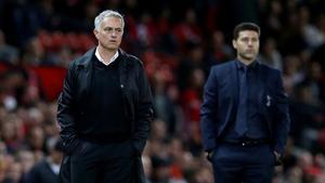 José Mourinho, en una foto de su etapa con el Manchester Utd, con Pochettino al fondo