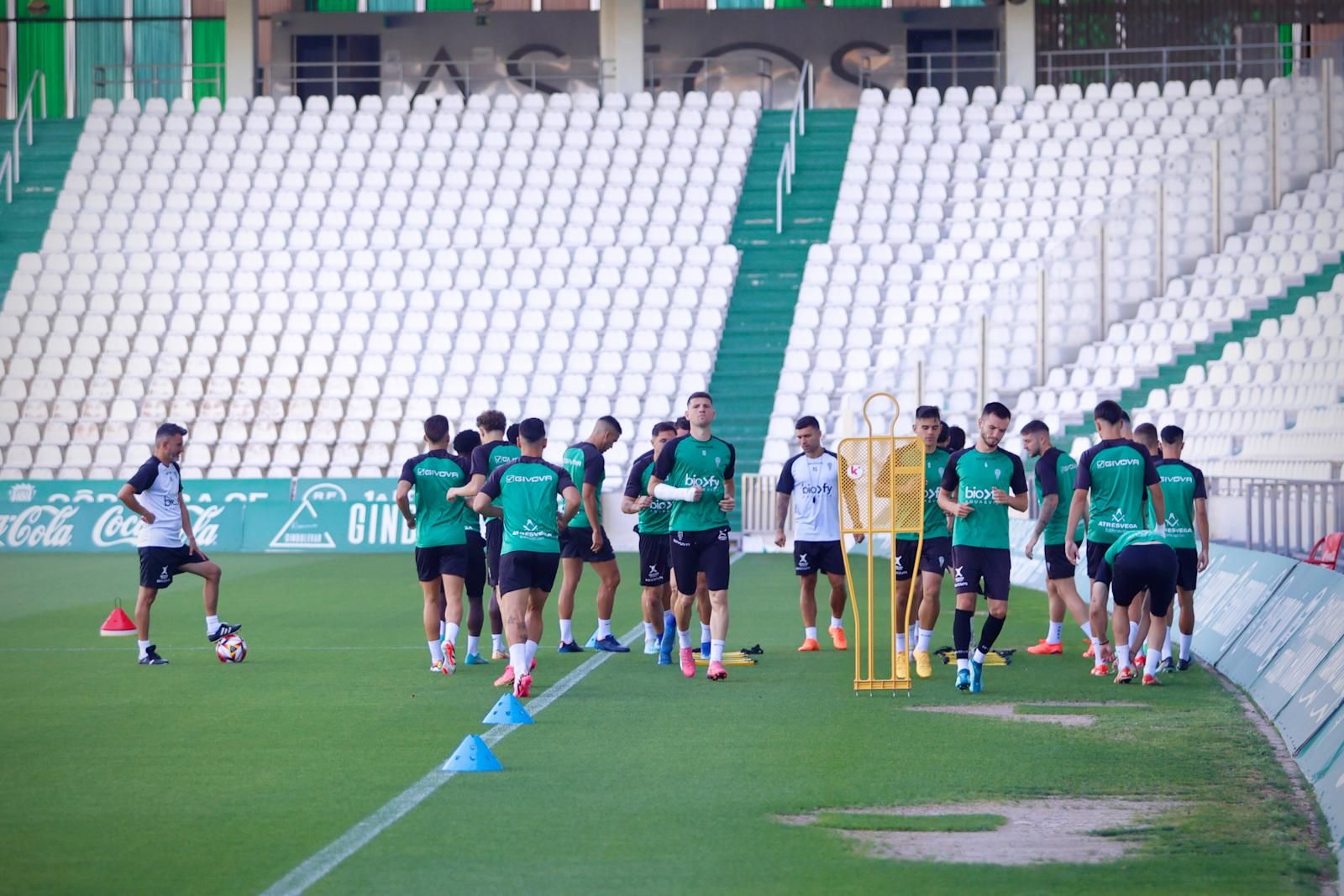 El último entrenamiento del Córdoba antes de viajar a Barcelona, en imágenes