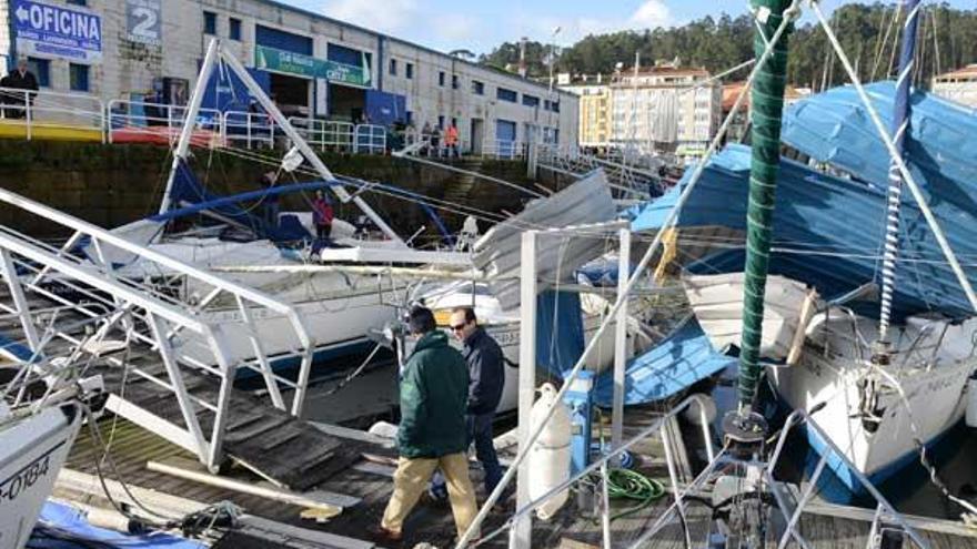 Un &quot;tornado&quot; barre la cubierta de la nave náutica de Cangas y daña 30 barcos del puerto deportivo