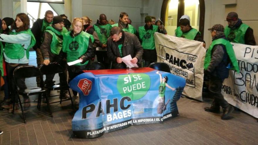 Membres de la PAHC manifestant-se a l&#039;interior de l&#039;Ajuntament de Manresa.