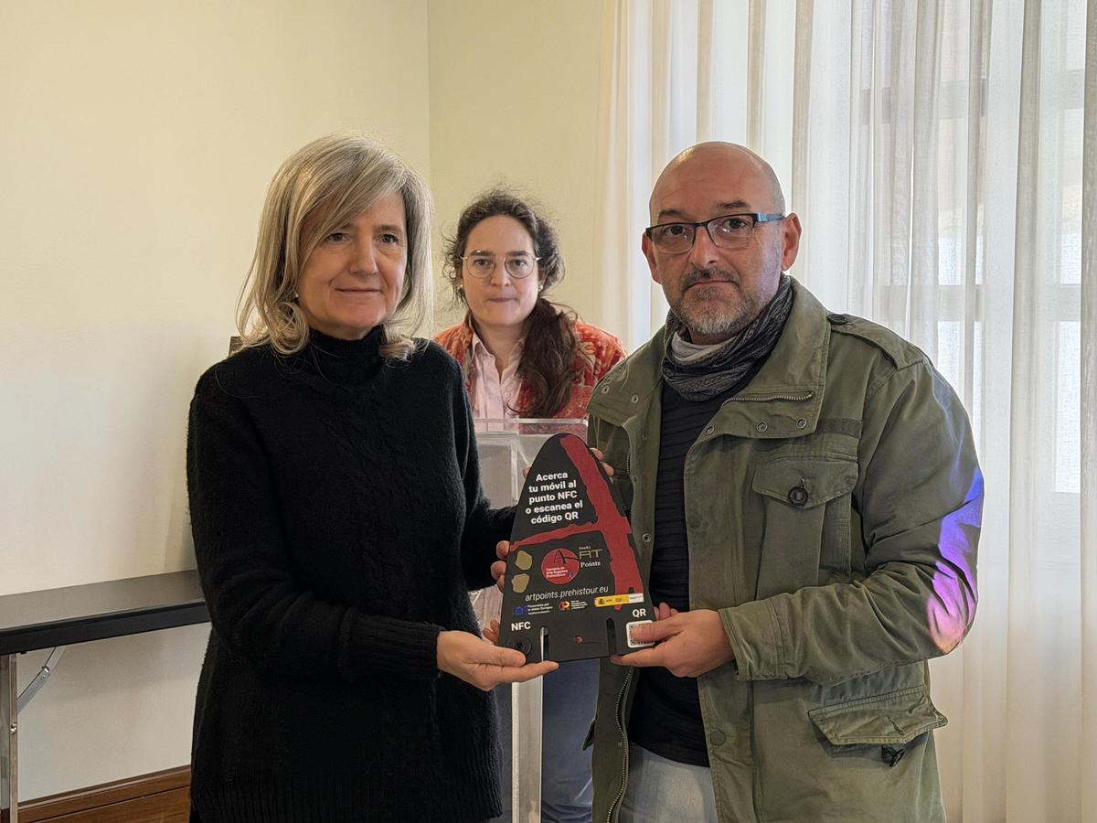 El alcalde de La Zarza, Francisco Farrona, recibe la baliza de manos de la consejera de Cultura en funciones, Victoria Bazaga.