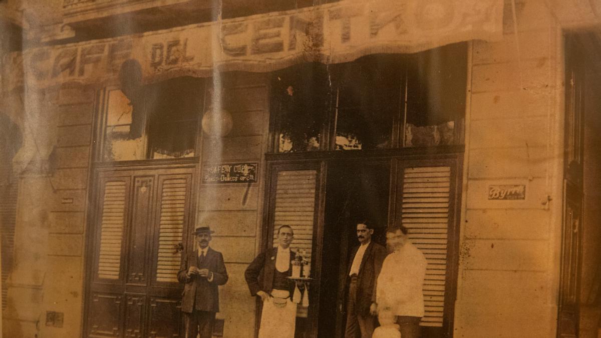 Una de las fotos históricas del café que se pueden ver en las paredes.