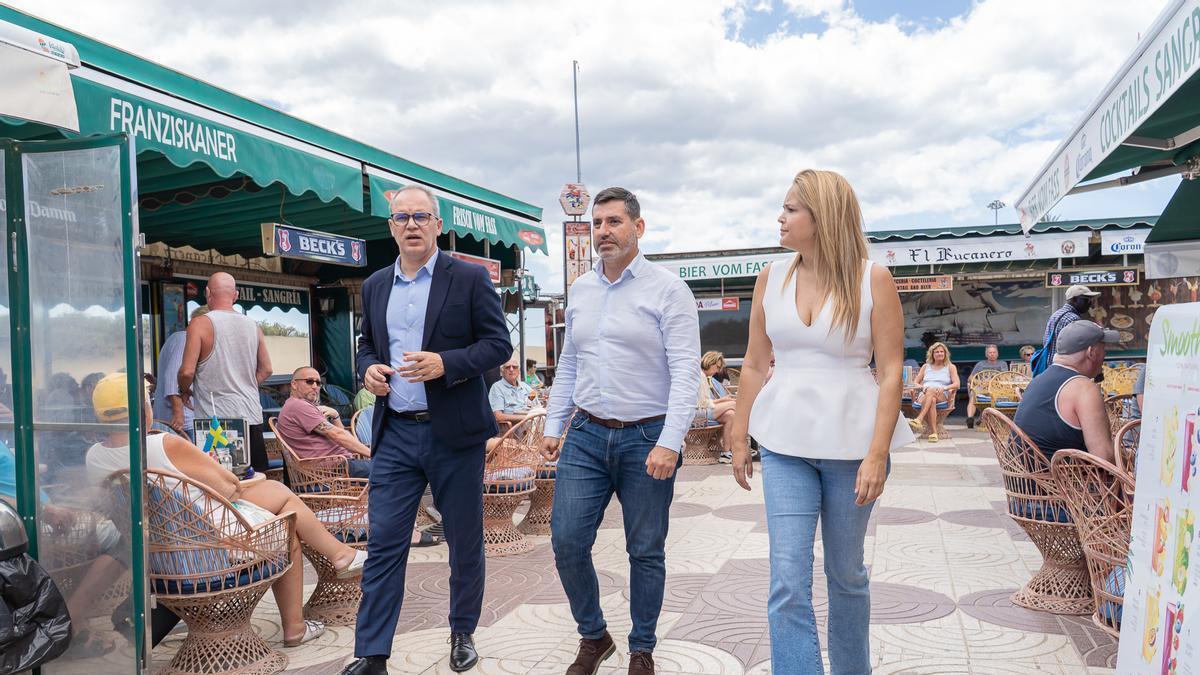 El director general de Costas y Gestión del Espacio Marítimo Canario del Gobierno de Canarias, Antonio Acosta, el primer teniente de alcalde, Alejandro Marichal y la concejala de Turismo, Yilenia vega, durante su visita al Anexo II.