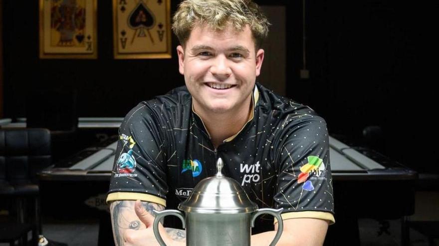 Jonás Souto amb un dels trofeus de la seva col·lecció.