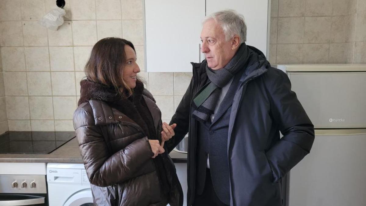 La alcaldesa de Celadas, Raquel Clemente, con el consejero de Vivienda del Gobierno de Aragón, Octavio López, este lunes.