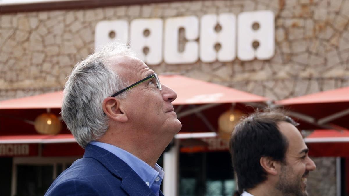 Josep Bou hace campaña frente a la discoteca Pacha en Barcelona.