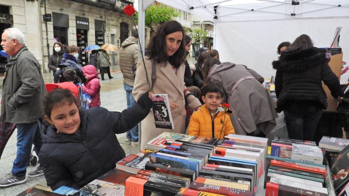 Adultos y pequeños disfrutaron del Día del Libro, con ejemplares rebajados un 10% y un clavel de regalo en el Paseo.