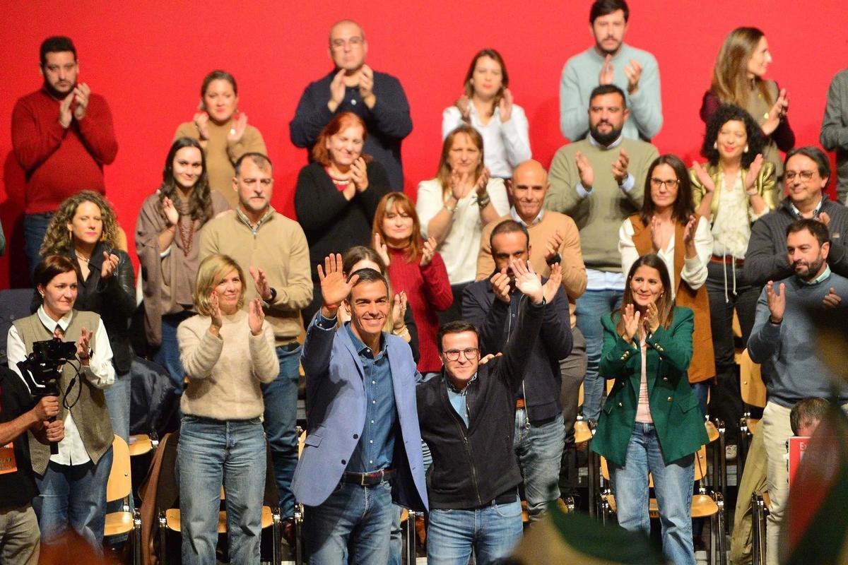 Pedro Sánchez, con Gallardo, en la apertura de campaña del PSOE, en Plasencia.