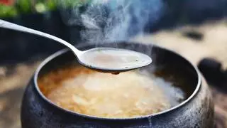 La receta de Martín Berasategui para conseguir la mejor sopa de pescado congelada