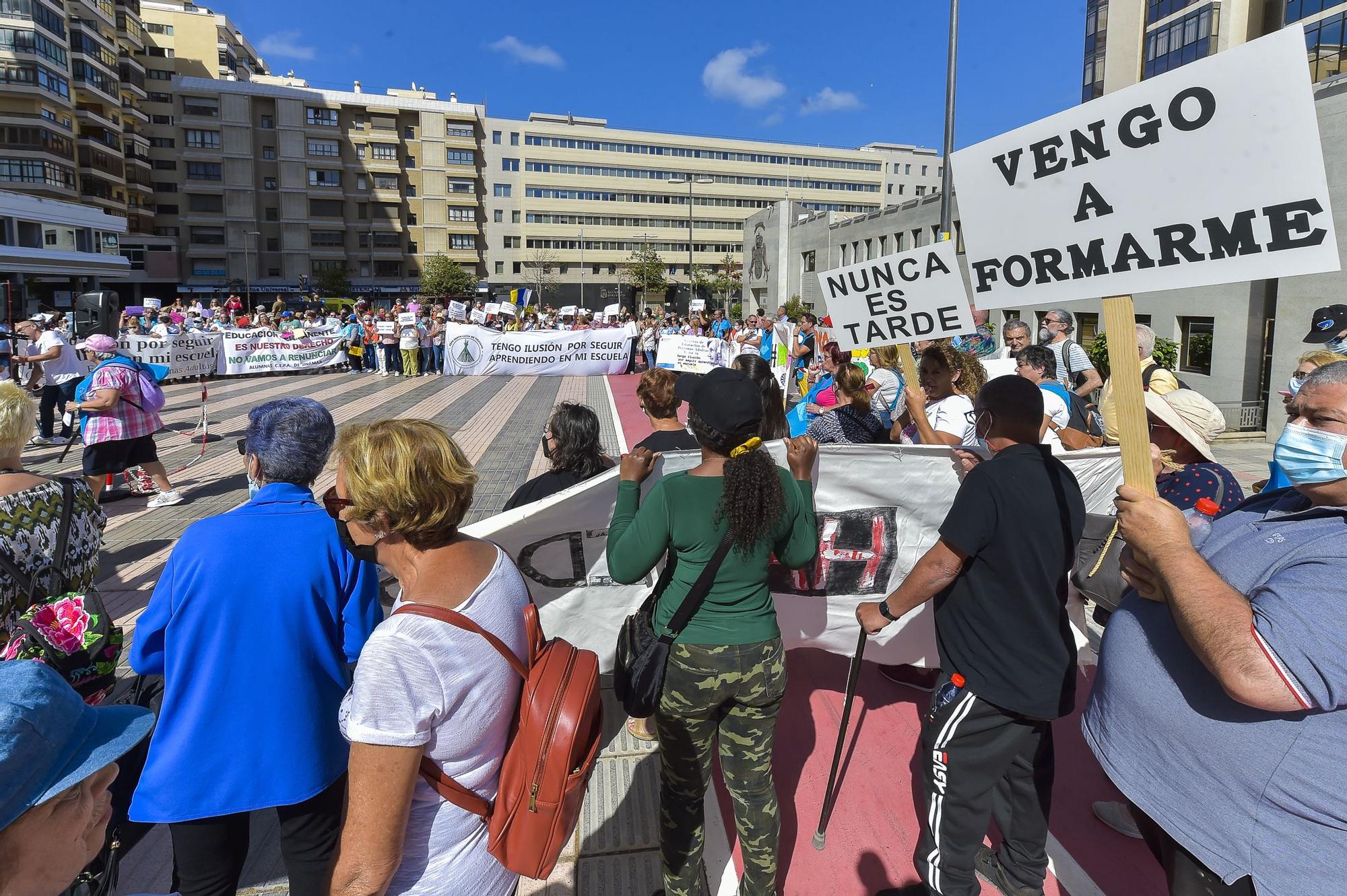 Manifestación contra el recorte en la educación para mayores