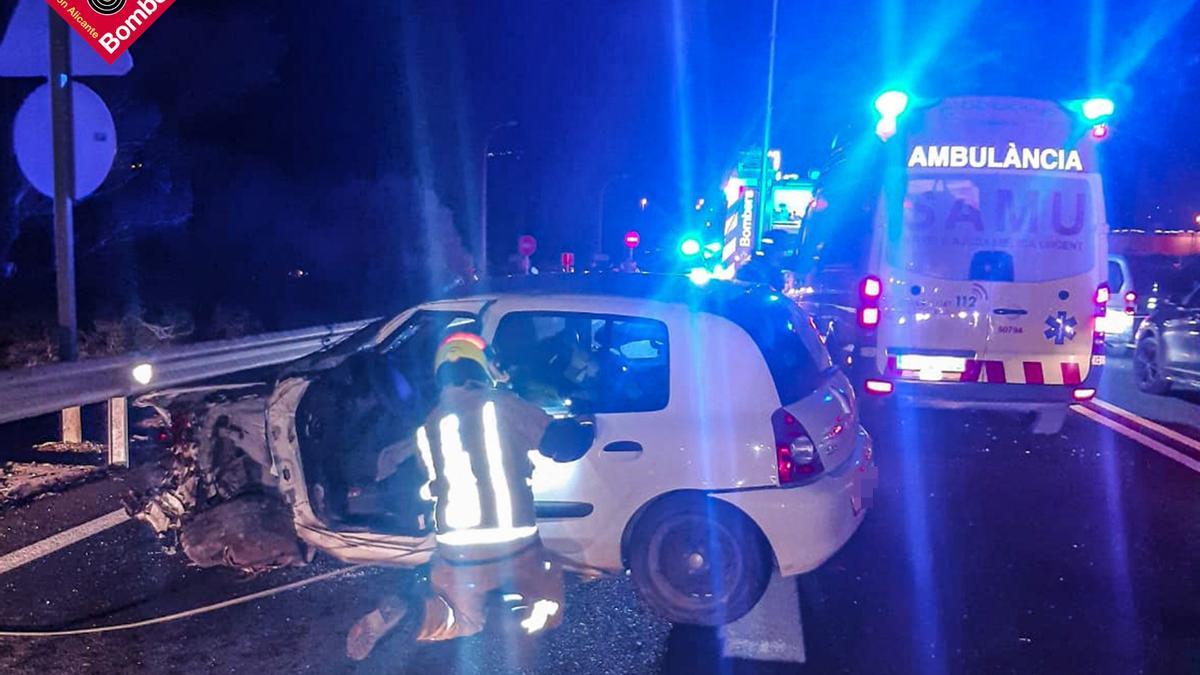 Los bomberos han liberado al conductor de 43 años que ha quedado atrapado en su coche