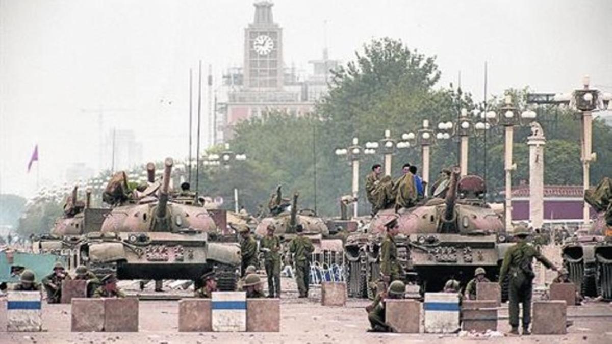 En alerta 8 El Ejército chino, haciendo guardia en los alrededores de Tiananmen, el 6 de junio de 1989.