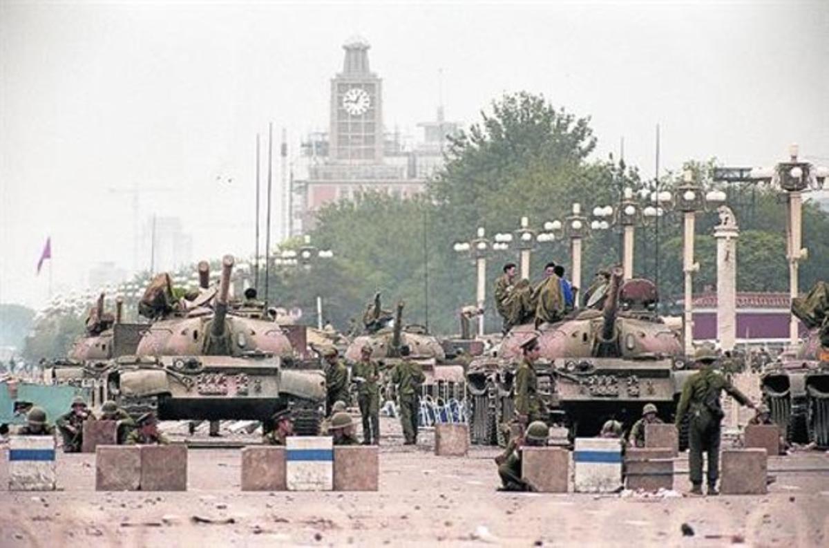 En alerta 8 L’Exèrcit xinès, fent guàrdia als voltants de Tiananmen, el 6 de juny de 1989.