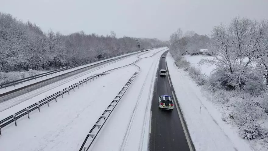 VÍDEO | La nieve paraliza el noroeste de Zamora: nivel amarillo en la A-52, medio millar de camiones atrapados y clases suspendidas