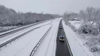 La nieve paraliza el noroeste de Zamora: nivel amarillo en la A-52, camiones atrapados y clases suspendidas