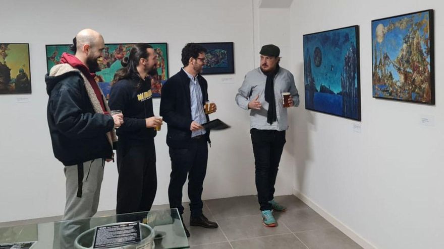 Yayo Quesada (1d) realiza una visita guiada a su exposición en Porto do Molle.