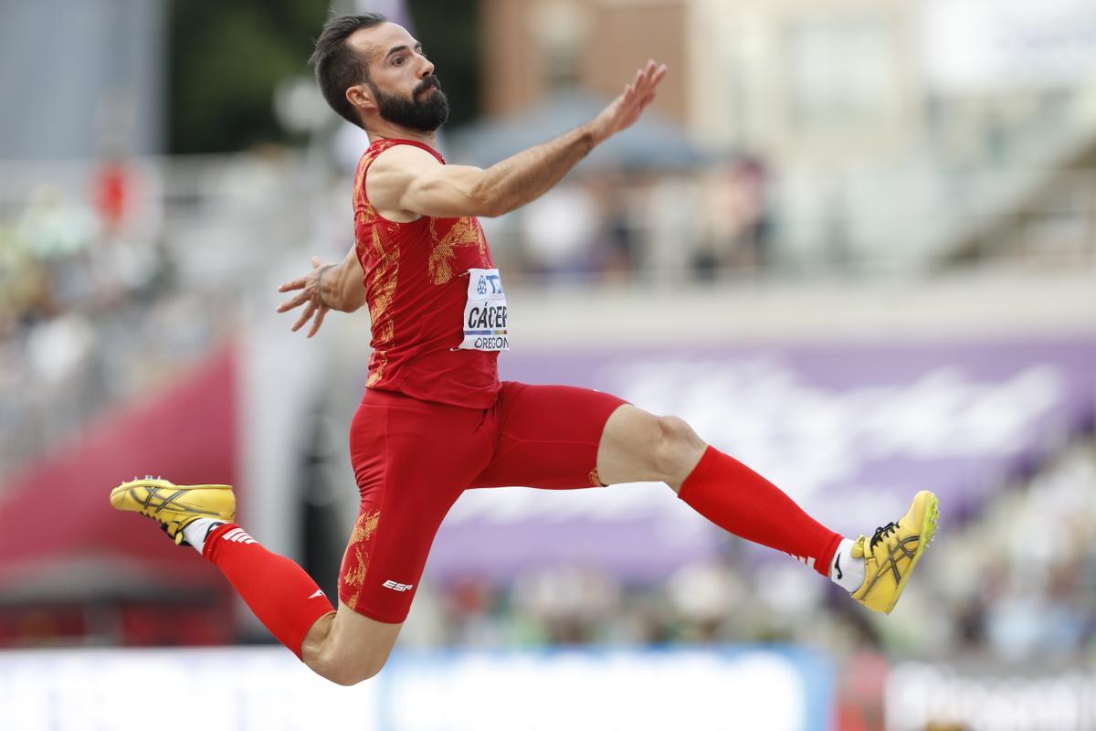 Eusebio Cáceres, en un salto de la final de longitud