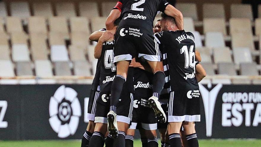 Los jugadores del Cartagena, celebrando el gol ante el Fuenlabrada.