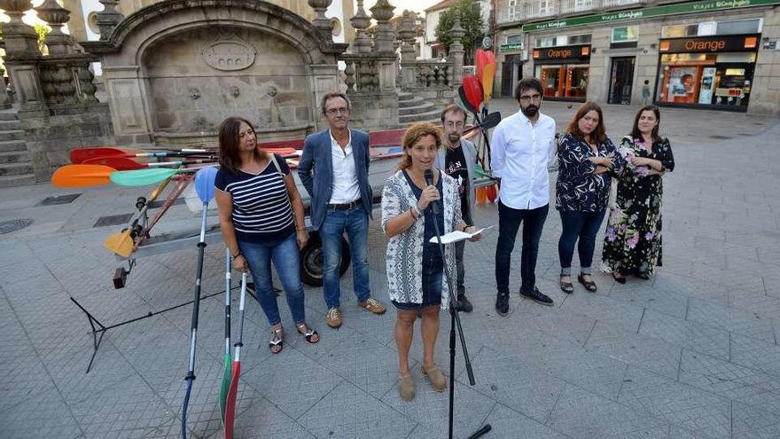 En Marea se presentó en la Praza da Peregrina con una barca y muchos remos. // G.S.