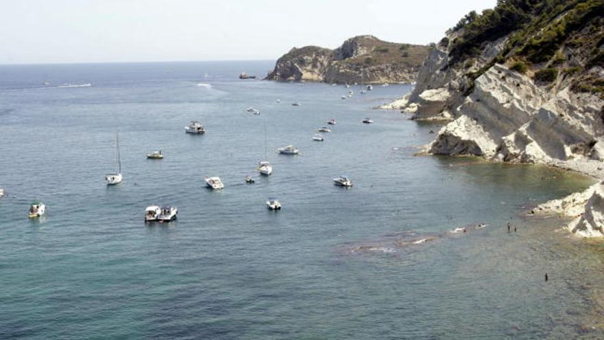 Vista de Cala Blanca, en Xàbia, donde una niña de 20 meses ha muerto tras ser arrollada por una lancha motora conducida por su padre.