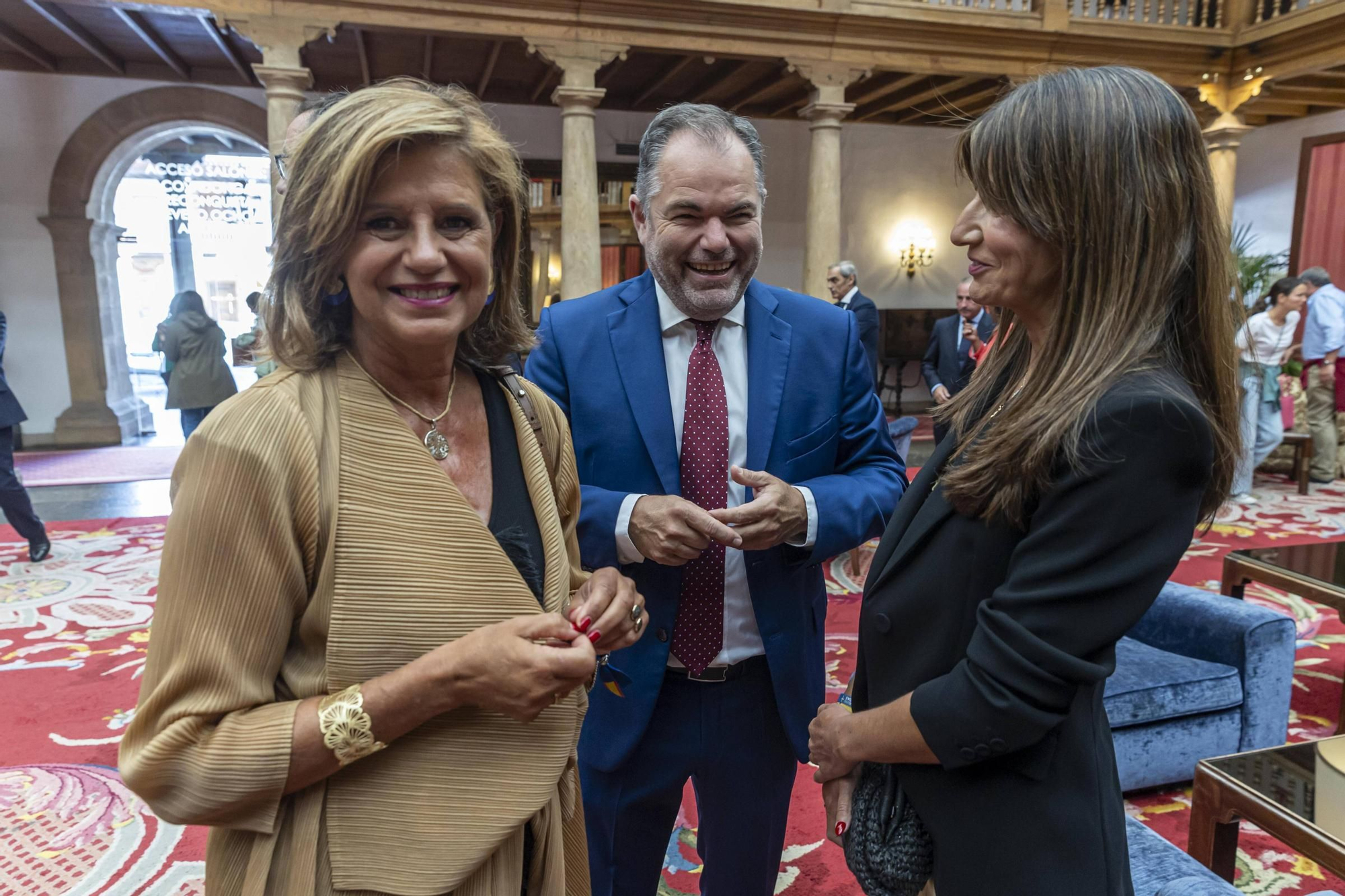 La Asociación Día de Galicia en Asturias entrega su medalla de oro a Adrián Barbón y Carmen Moriyón