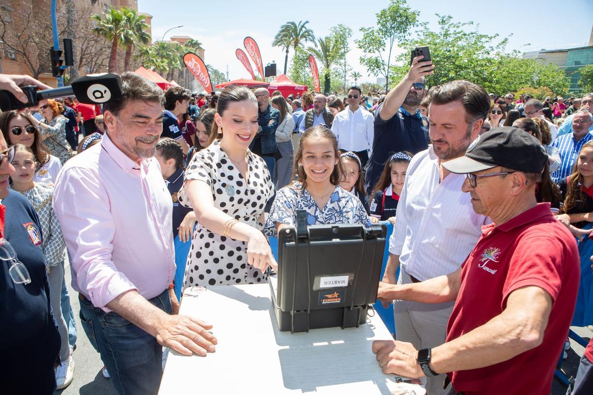 Primera mascletà de las nueva Bellea del Foc y sus damas Primera mascletà de las nueva Bellea del Foc y sus damas