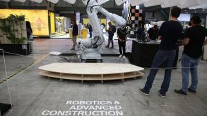 Un robot muestra sus posibilidades en el área sobre el futuro de BBConstrumat