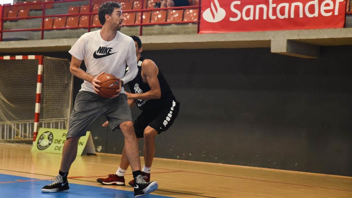 Pau, en un acto de su 'Pau Gasol Academy by Santander'