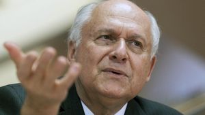 El director del Instituto Inmunológico de Colombia, Manuel Elkin Patarroyo, tras cinco años con la investigación paralizada, ha retomado el estudio hace tres meses y aseguró en una entrevista a Efe que en dos años se tendrá la vacuna de la malaria y que se distribuirá de forma gratuita a las personas que más lo necesiten