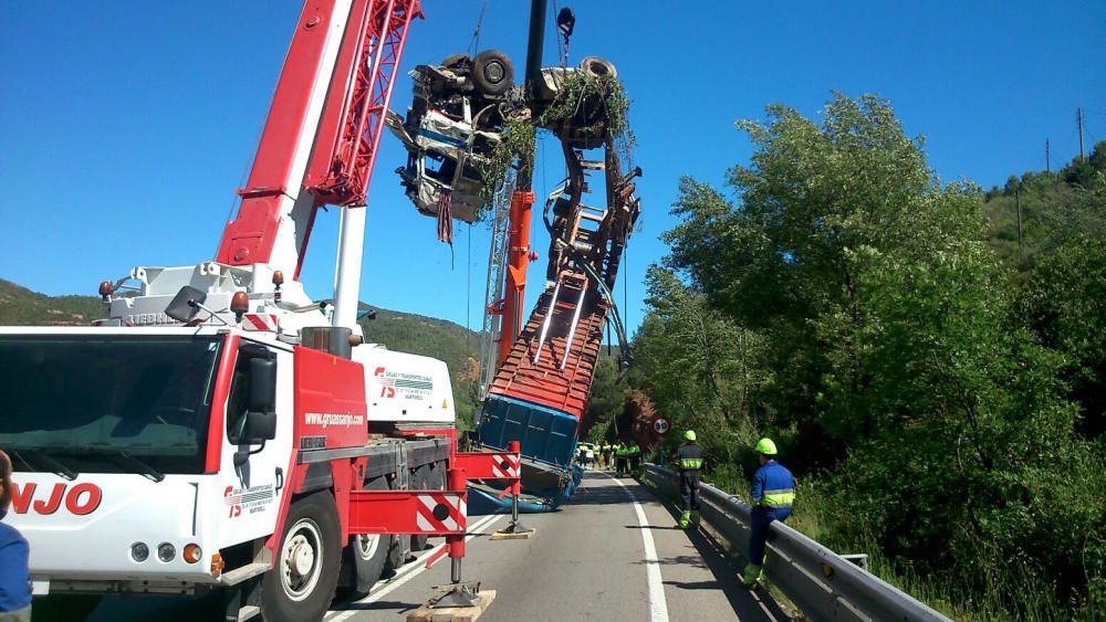 Retirada d'un camió accidentat a la C-55