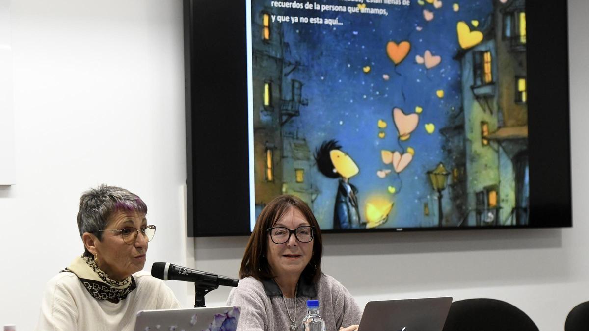 El Hospital Virgen de la Arrixaca acogía la pasada semana una charla orientada a personas y familias en duelo bajo el título ‘Es Navidad y en casa hay una silla vacía’. En el encuentro, abierto al público en general, se ofrecieron pautas y herramientas para afrontar estas fechas tan significativas, creando un espacio de acompañamiento, recuerdo y expresión emocional. La sesión contó con la participación de Mirella Rosique, consejera experta en duelo; Aten Soria, actriz clown de hospital; y Carmen María López, terapeuta.