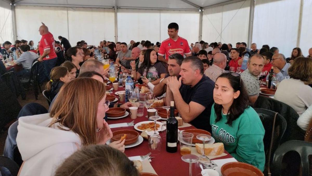 La comida de socios superó los 200 participantes. |  