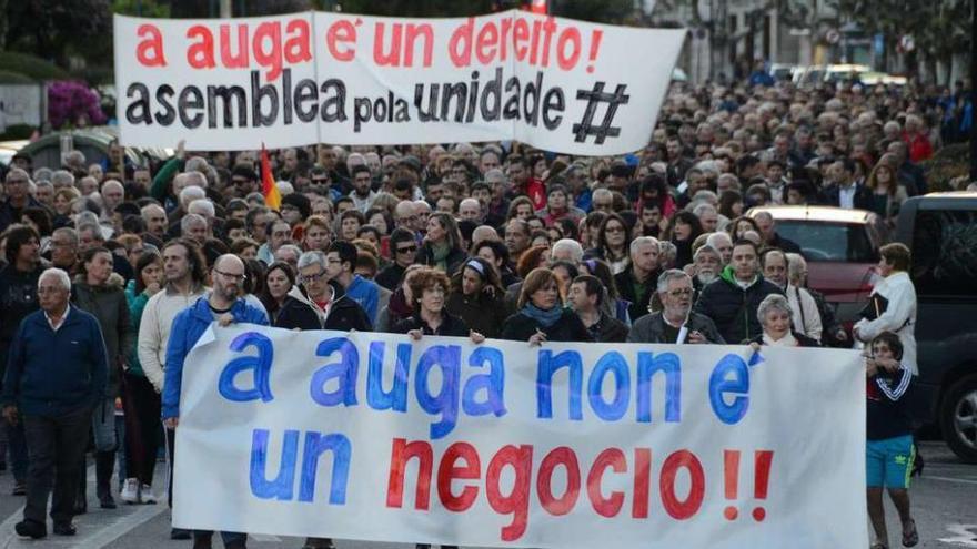 Manifestación contra la subida del recibo del agua en Cangas, con respaldo de los grupos que ahora forman el gobierno tripartito. // G.Núñez