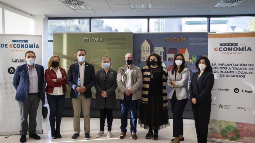 Julio Monreal, Consuelo Alfonso, Robert Raga, Maria Jesús Cabo, Enrique Sánchez, Isidora Pérez, Eva Checa e Isabel Castillo en la Planta de Tratamiento de Llíria. | GERMÁN CABALLERO