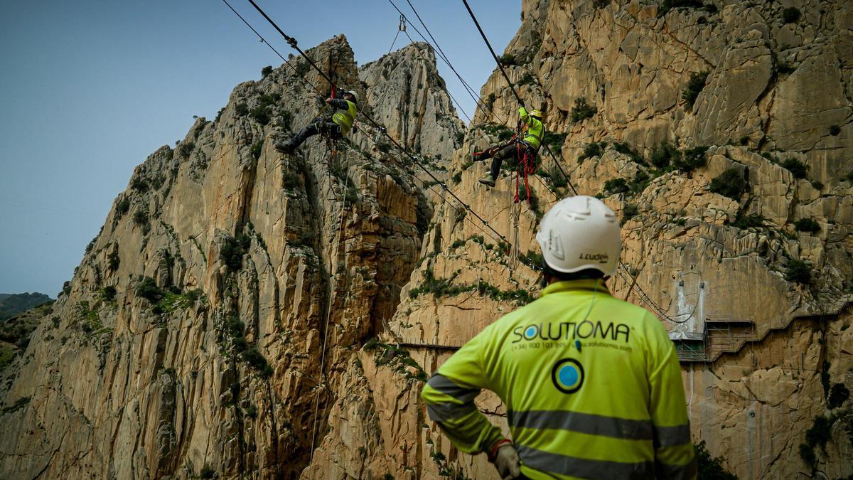 Así se instala el nuevo puente colgante del Caminito del Rey
