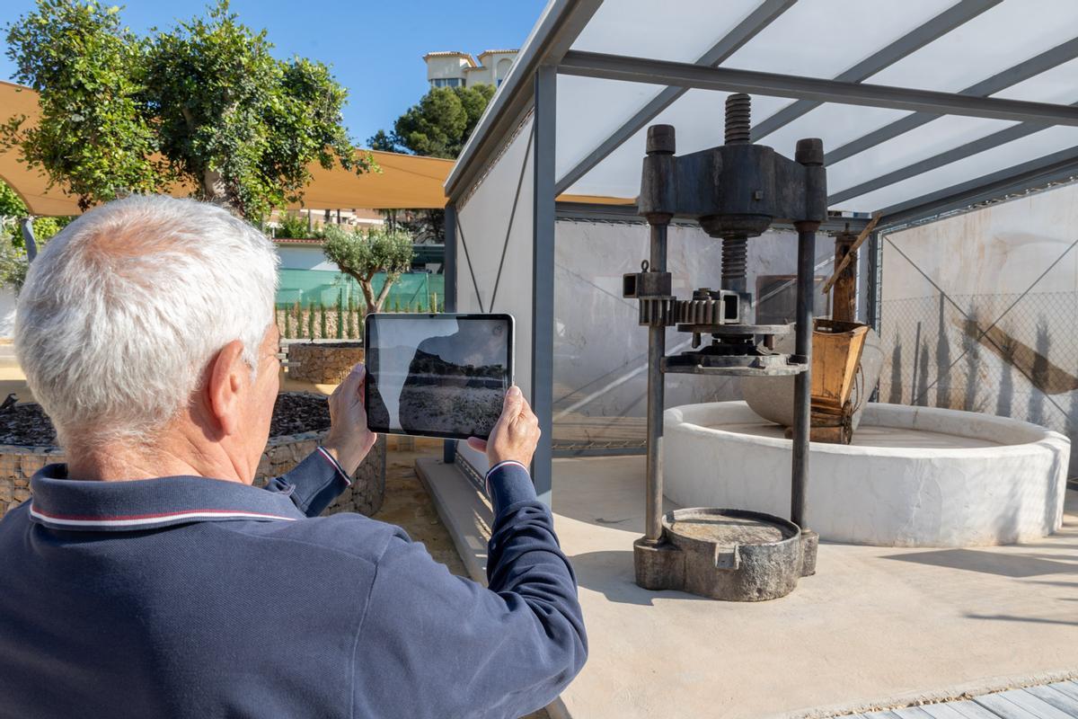 Un usuario con la nueva app de la Villa Romana de l'Albir.