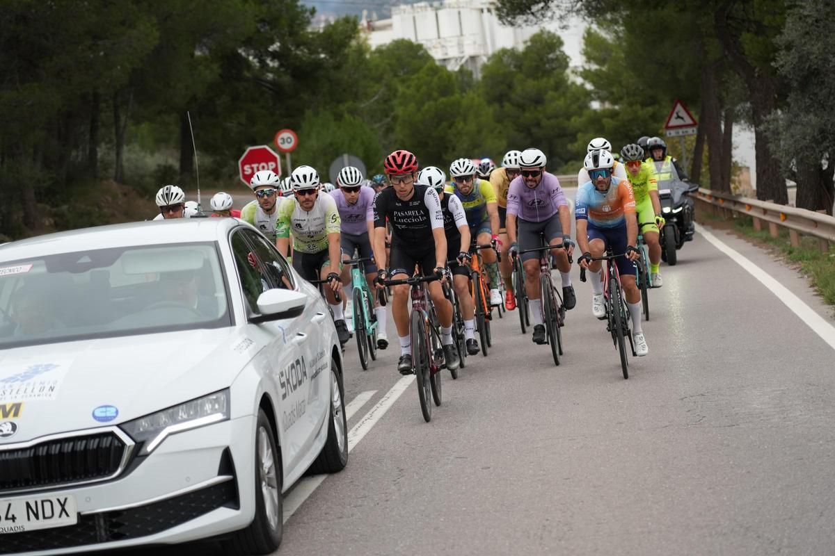 Los ciclistas concentrados durante la carrera.