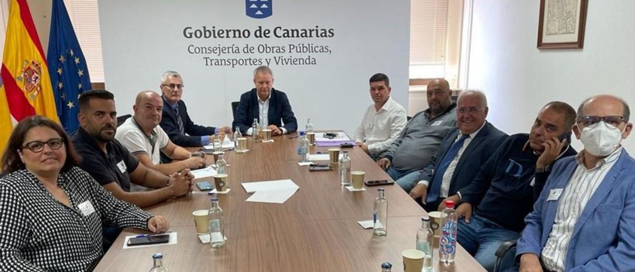 El consejero Sebastián Franquis, al fondo, durante el encuentro con los representantes del sector del transporte. |