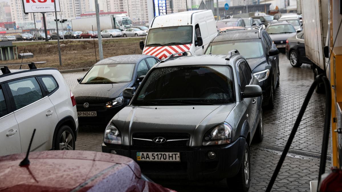 Miles de ucranianos intentar huir de Kiev por carretera