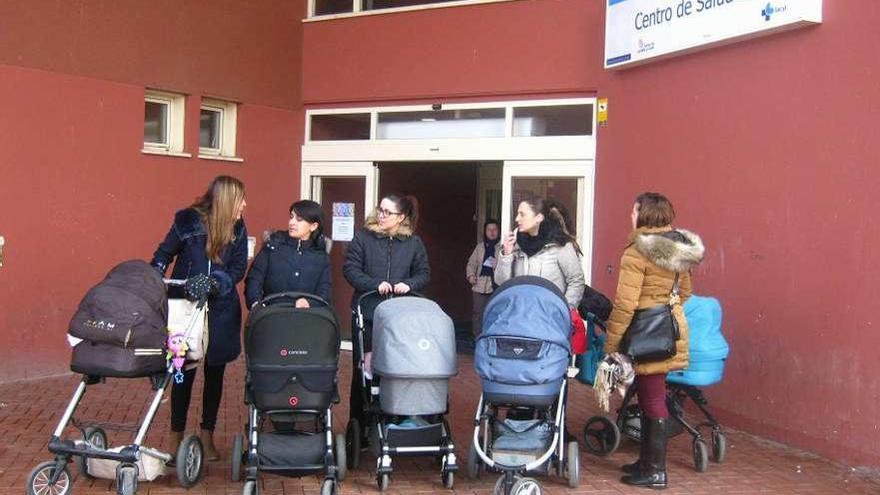 Madres posan con los coches de sus bebés en el acceso principal al centro de salud de Toro.