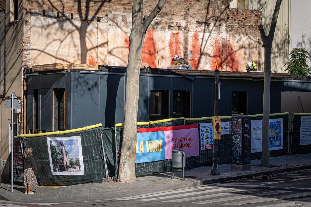 Operarios y voluntarios avanzan en los trabajos de construcción de WikiHousing, un innovador proyecto de vivienda colaborativa ubicado en un solar municipal del barrio de Poble-sec. Barcelona, 3 de febrero de 2026.
