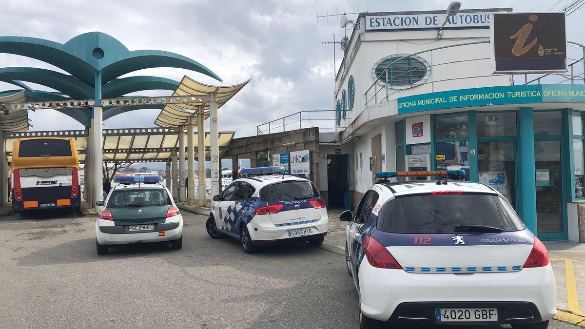 Un operativo de la Guardia Civil y Policía Local de Cangas. / FDV