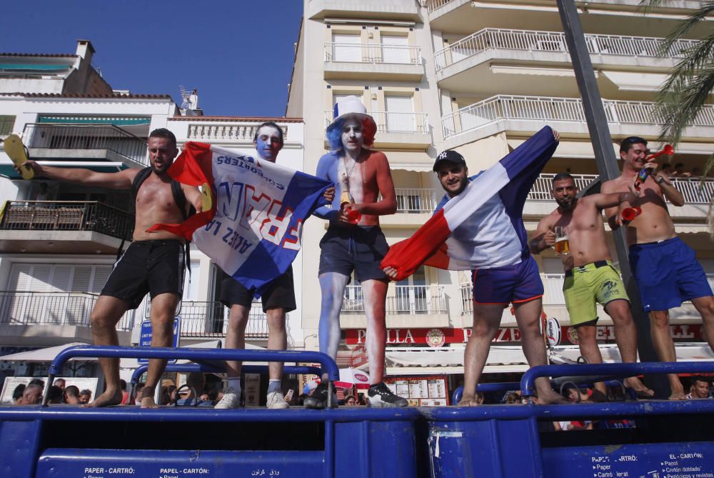 L''afició francesa a Roses celebra la victòria del seu equip al Mundial