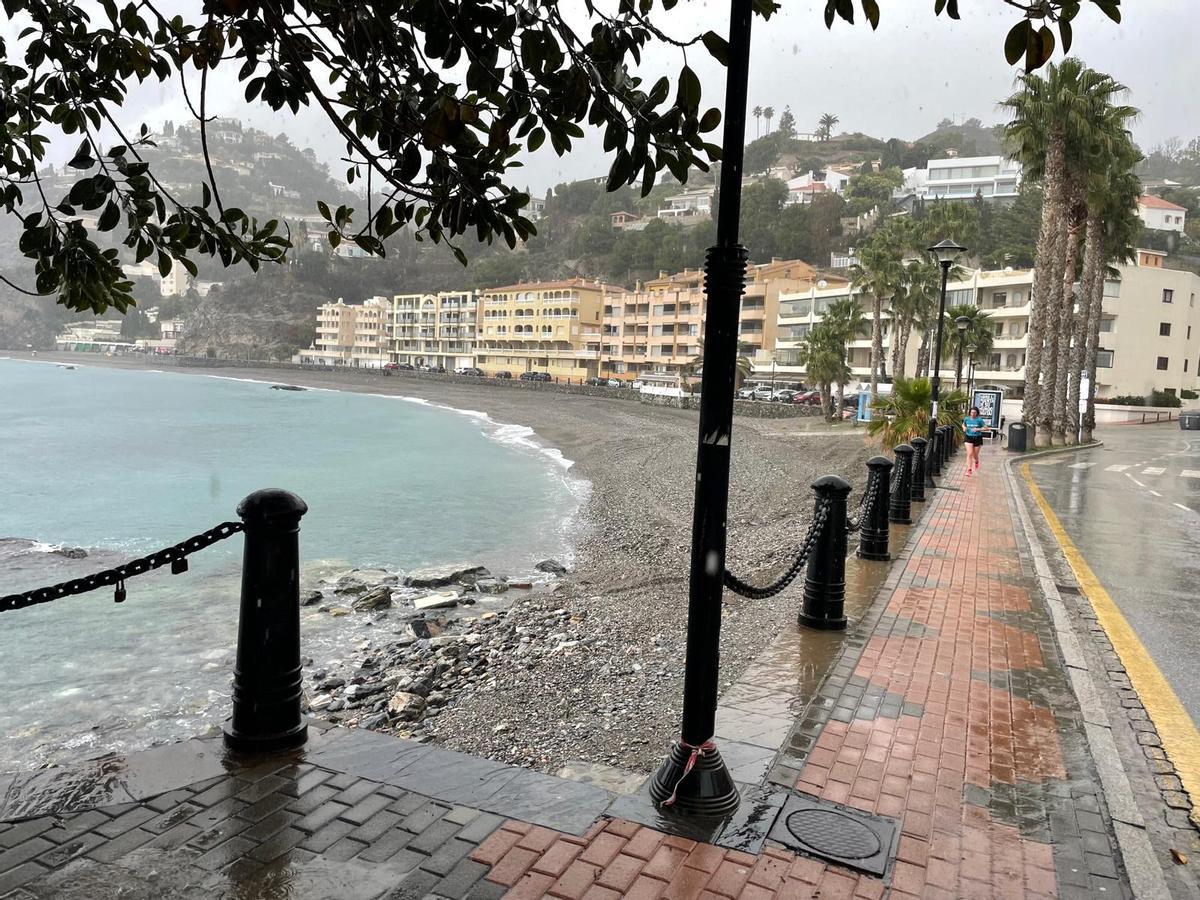 Punto donde lo captó por última vez una cámara del hotel On Aleta Room, por la acera y en dirección al final del paseo.