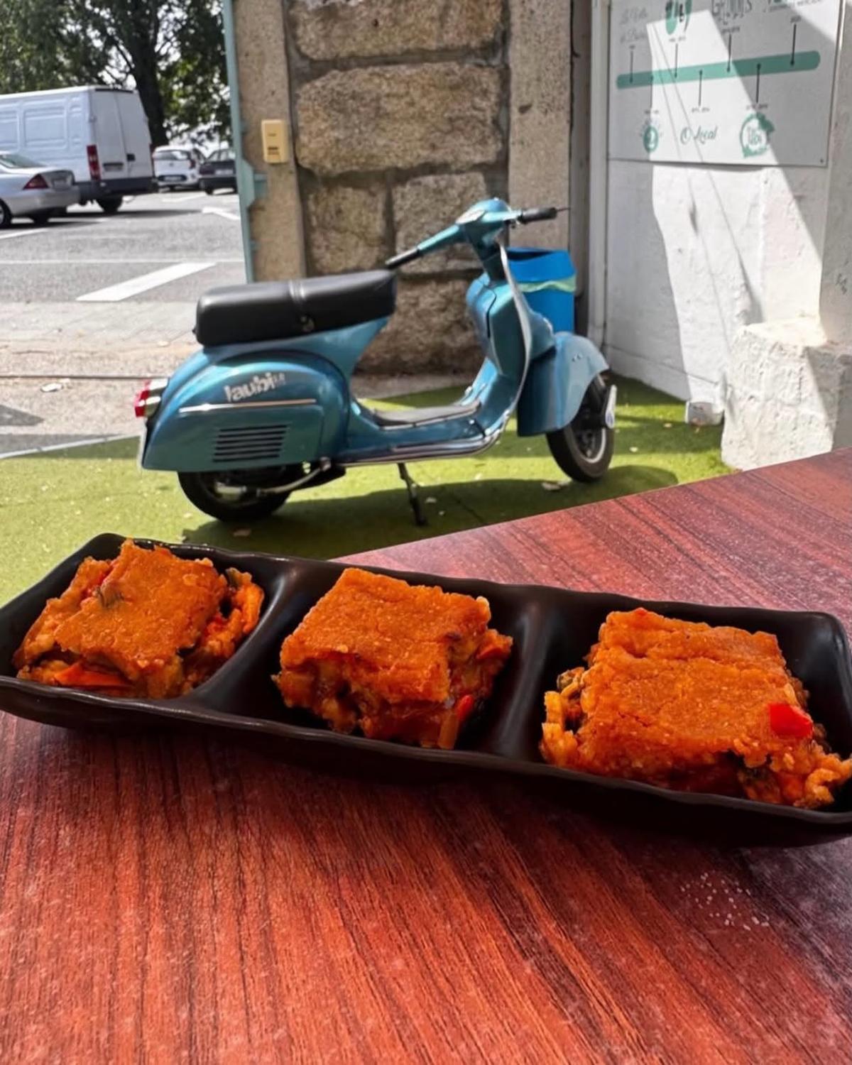 Petisco de empanada de mexillóns servida nun local hostaleiro de Boiro.