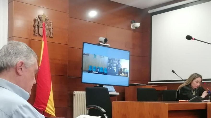 Los acusados responden del robo a través de videoconferencia. | S. A.