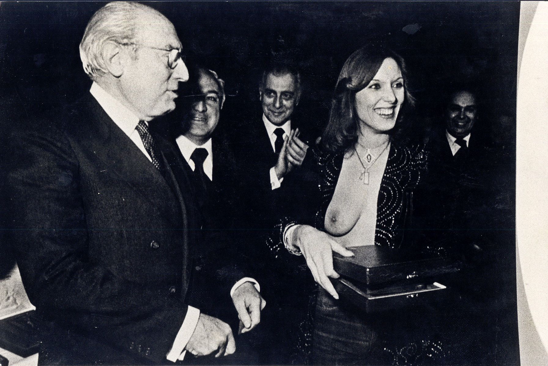 El exalcalde de Madrid, Tierno Galván, en una imagen de archivo junto a la vedette Susana Estrada