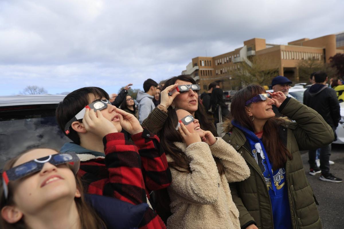 Un grupo de personas, en las observaciones celebradas en Marina Civil en las primeras jornadas del eclipse, en 2025.