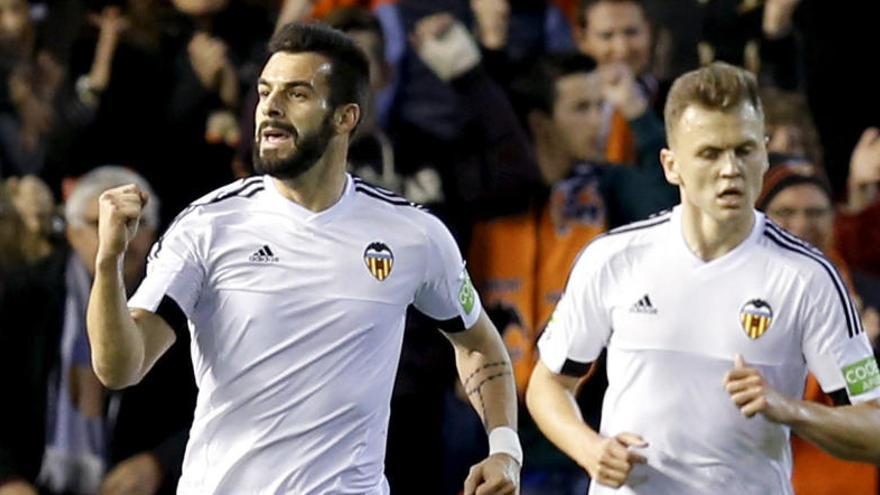 Negredo celebra el primer gol del Valencia junto a Cheryshev.