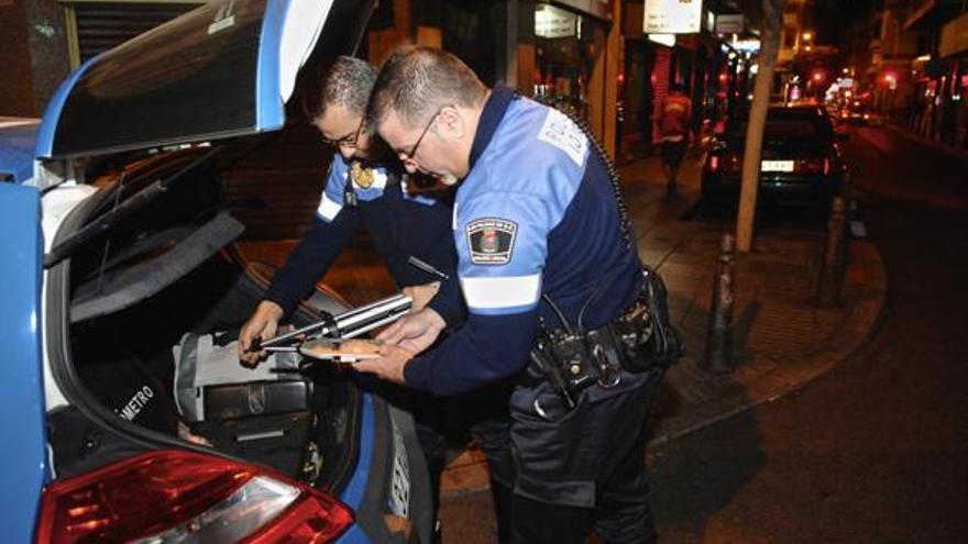 Agentes de la Unidad Antirruido, con un sonómetro en la calle. i ANDRÉS CRUZ